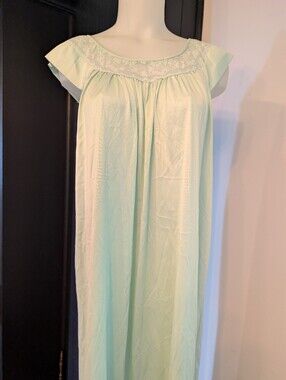 Vintage 79' Lace-Trim Women's Nightgown in Light Mint